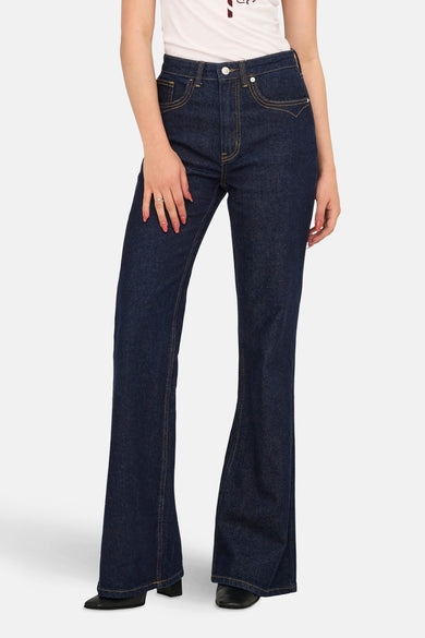 Jean flare bleu marine en denim par ONLY, avec des surpiqures jaunes et un effet stonewashed.