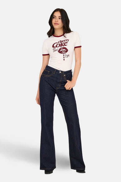 Jean flare bleu marine de ONLY, porté avec un t-shirt blanc à l'impression Cherry Coke.