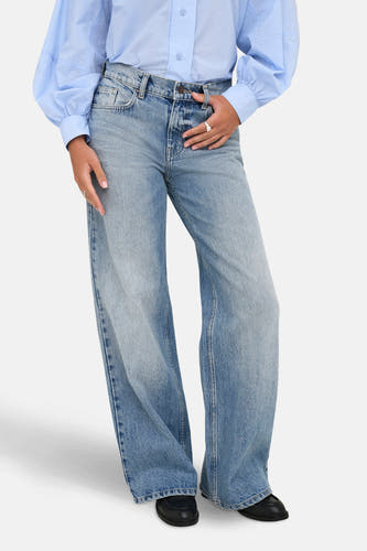 Jean large de denim bleu clair de ONLY®, avec des jambes larges et des poches visibles.
