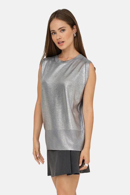 Top sans manches en argent ONLY, avec un subtil éclat et porté avec une bague en argent et des boucles d'oreilles.