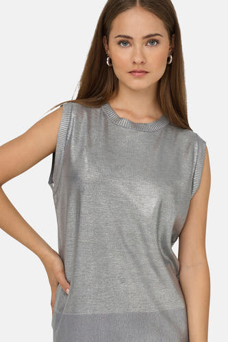 T-shirt en argent ONLY® avec un subtil éclat et une ligne de col ronde simple.