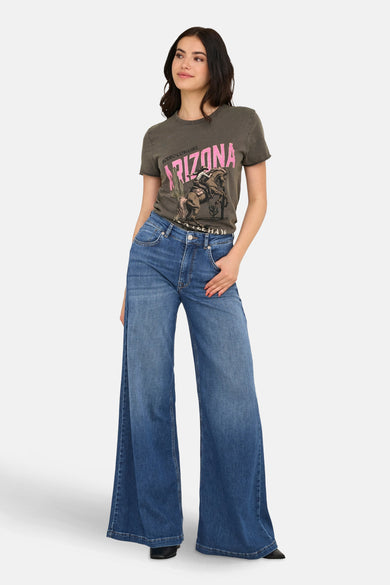Jean décontracté de denim bleu moyen d'ONLY, associé à un T-shirt casual.