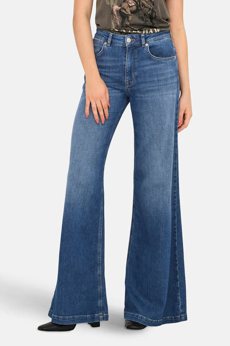 Jean en denim bleu large modèle ONLY, avec des jambes larges et une ceinture haute.