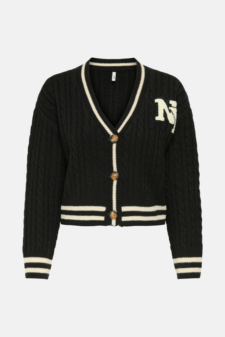 Zwarte cardigan van ONLY met kabelpatroon, witte strepen langs de v-hals en een "NY" applicatie.
