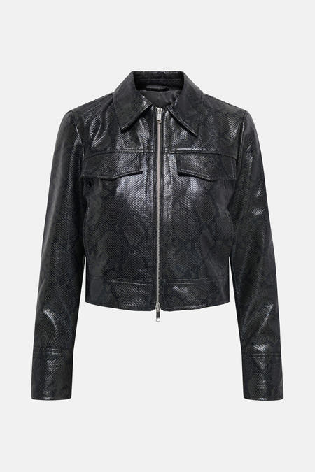 Manteau court vert d'ONLY, avec imprimé serpent et longues manches, vu de l'arrière.