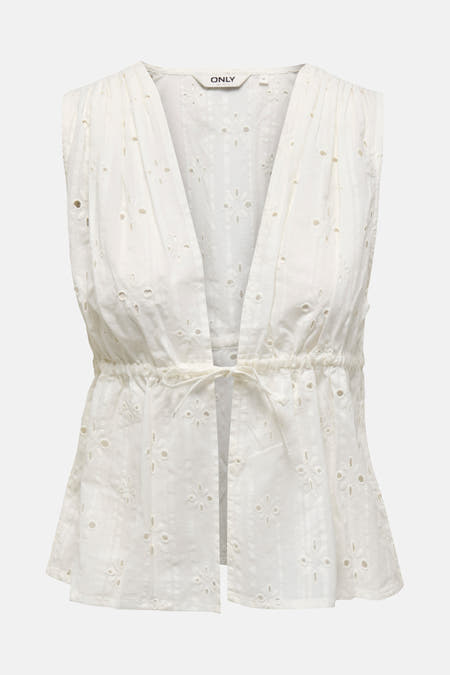 Blouse sans manches ONLY, en broderie anglaise et avec une ceinture.