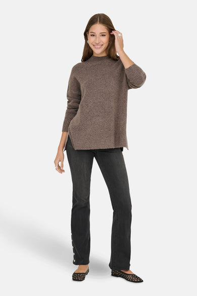 Pull marron avec col rond ONLY, à longues manches, associé à des jeans foncés et des ballerines noires.