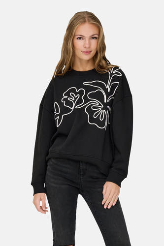 Pull-over noir de JDY, avec des manches longues, associé à un jean noir et à des loafers noirs.