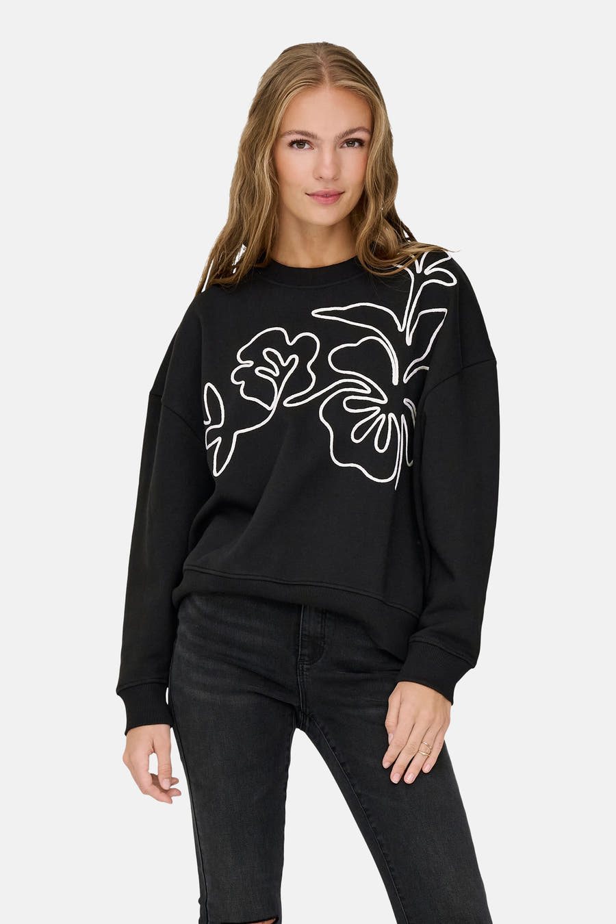 Pull-over noir de JDY, avec des manches longues, associé à un jean noir et à des loafers noirs.