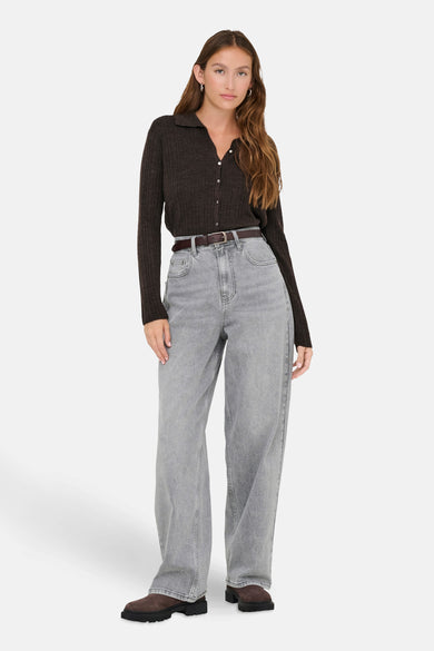 Veste brune de ONLY, portée avec une ceinture brune et des jeans gris à larges jambes.