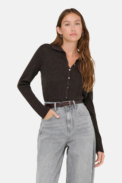 Veste brune ONLY, avec des manches longues, une fermeture à boutons et portée avec un jean gris et une ceinture brune.