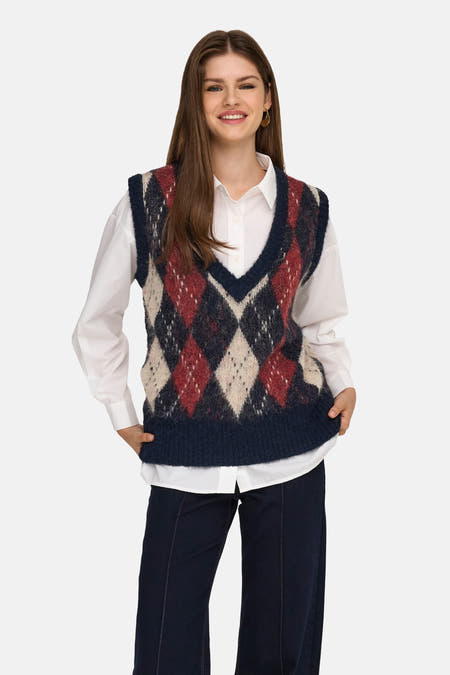 Veste bleue ONLY avec motif à carreaux, portée sur une chemise blanche et un pantalon foncé.