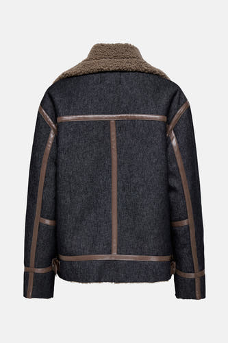 Manteau de denim bleu marine d'ONLY, avec des accents en cuir marron et un col teddy, dos.
