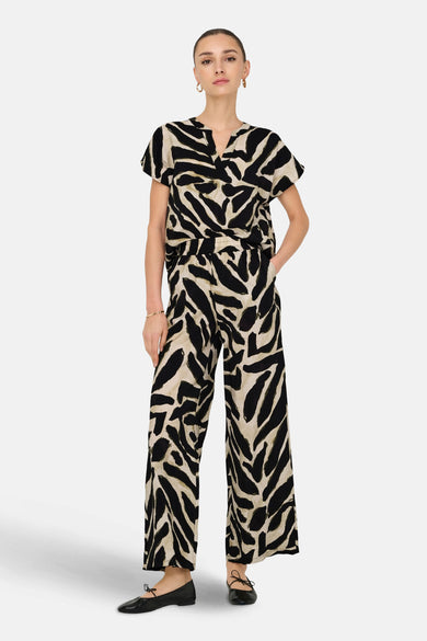 Blouse noire à manches courtes de JDY, avec un imprimé zèbre frappant et une coupe décontractée.