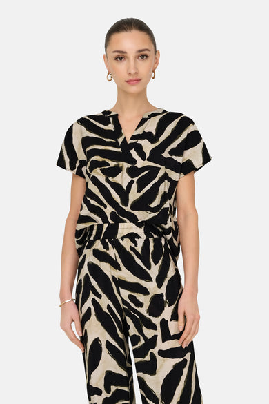Blouse noire à manches courtes de JDY, avec un motif zébré distinctif.