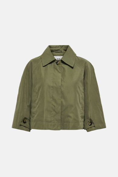 Manteau court vert de JDY, avec un col et une pliure sur le dos.