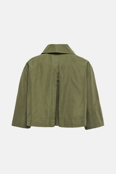 Groene korte jas van JDY, met een kraag en een plooi op de rug.
