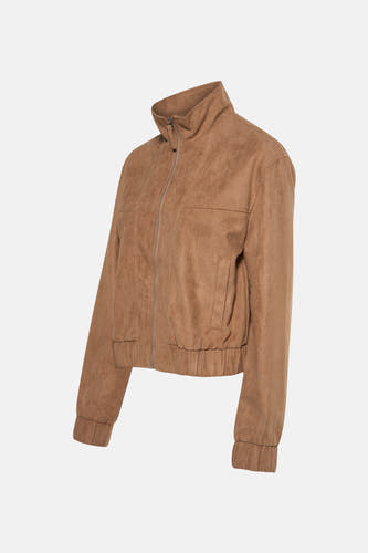 Manteau beige de JDY, avec une col montante et un fermé à glissière devant.