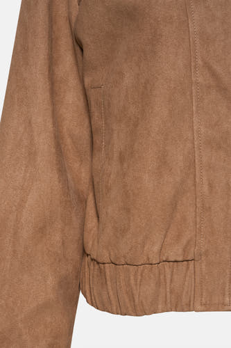 Manteau court beige de JDY avec une texture en similicuir et un élastique.