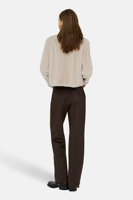Veste teddy couleur crème de JDY, vue arrière, avec texture douce, portée avec un pantalon foncé et des bottes noires