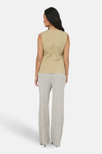 Blazer écru de JDY, avec pantalon à rayures verticales et bracelet doré.