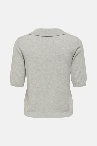 Grijze pull van JDY, met korte mouwen en een kraag.