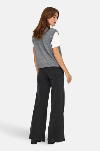 T-shirt gris JDY porté sur un T-shirt blanc, avec des jeans larges noirs.