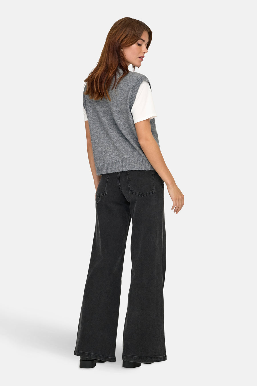 T-shirt gris JDY porté sur un T-shirt blanc, avec des jeans larges noirs.