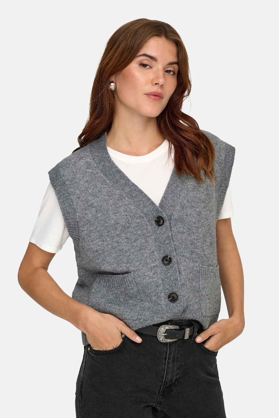 T-shirt gris JDY, avec col boutonné et poches, porté sur un T-shirt blanc et des jeans noirs à ce.