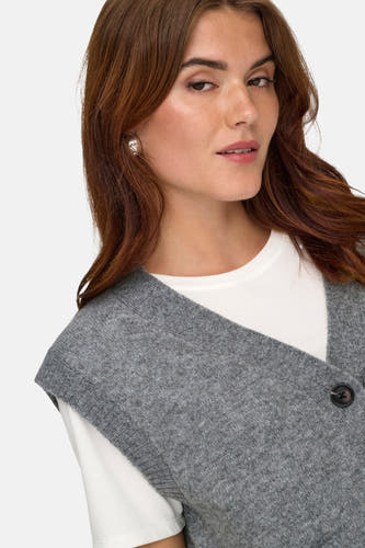 T-shirt gris JDY porté sur un shirt blanc.