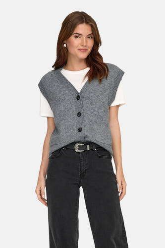 Veste sans manches grise de JDY, portée sur un t-shirt blanc et des jeans noirs avec ceinture.