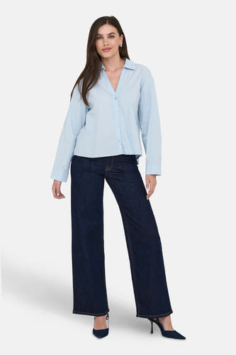 Jean droit bleu marine de JDY, associé à une chemise bleu clair et des baskets bleu marine.
