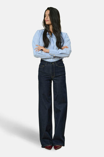 Jean droit bleu marine de JDY, associé à un chemisier rayé bleu et des chaussures pointues.