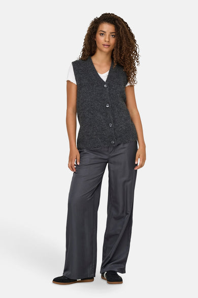 Veste grise de ONLY®, portée sur un T-shirt blanc, avec une fermeture à boutons et une texture côtelée.