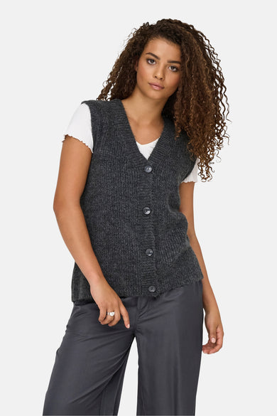 T-shirt gris tricoté d'ONLY, avec fermeture à boutons et un fin motif côtelé, porté sur un t-shirt blanc et un pantalon gris.
