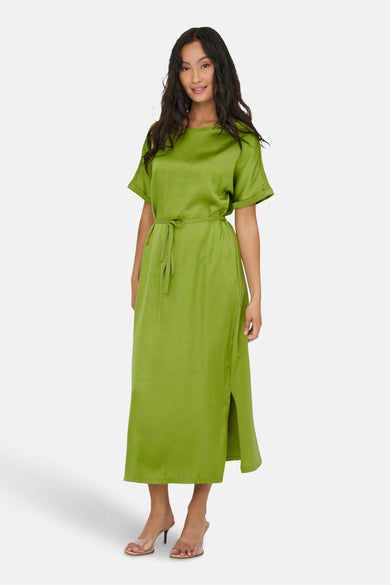 Robe verte à manches courtes de JDY, avec une ceinture et un décolleté sur le côté.