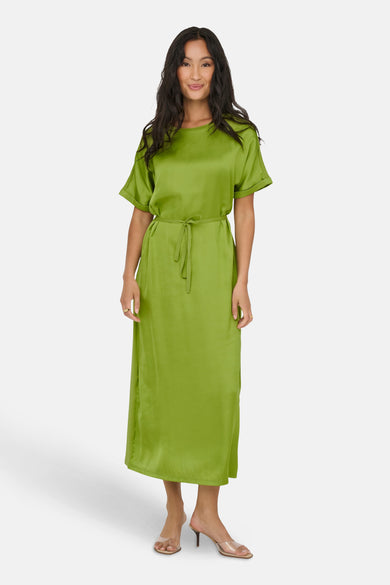 Robe verte à manches courtes de JDY, avec ceinture et longue traine.