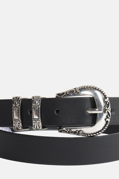 Ceinture noire ONLY, avec boucle et détails argentés.