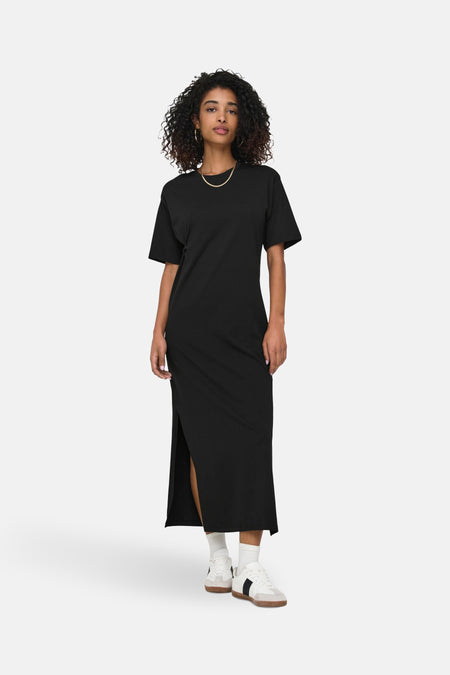 Robe noire à manches courtes de ONLY, avec une fente et une chaîne d'or.