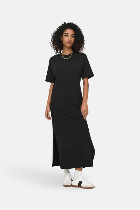 Robe noire à manches courtes de ONLY, avec un détail de nœud et une chaîne d'or.