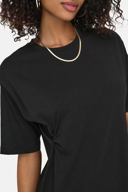 Zwarte jurk met korte mouwen van ONLY, met een knoopdetail en gouden ketting.
