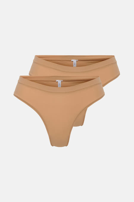 Robe beige ONLY, deux pièces dans une couleur unie sur un fond blanc.