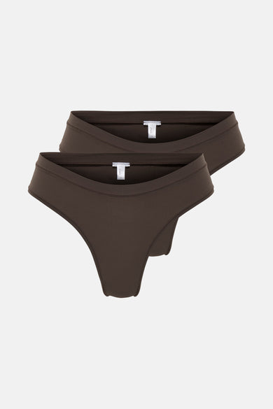 Sous-vêtements bruns ONLY, en un de deux slips simples et élégants.