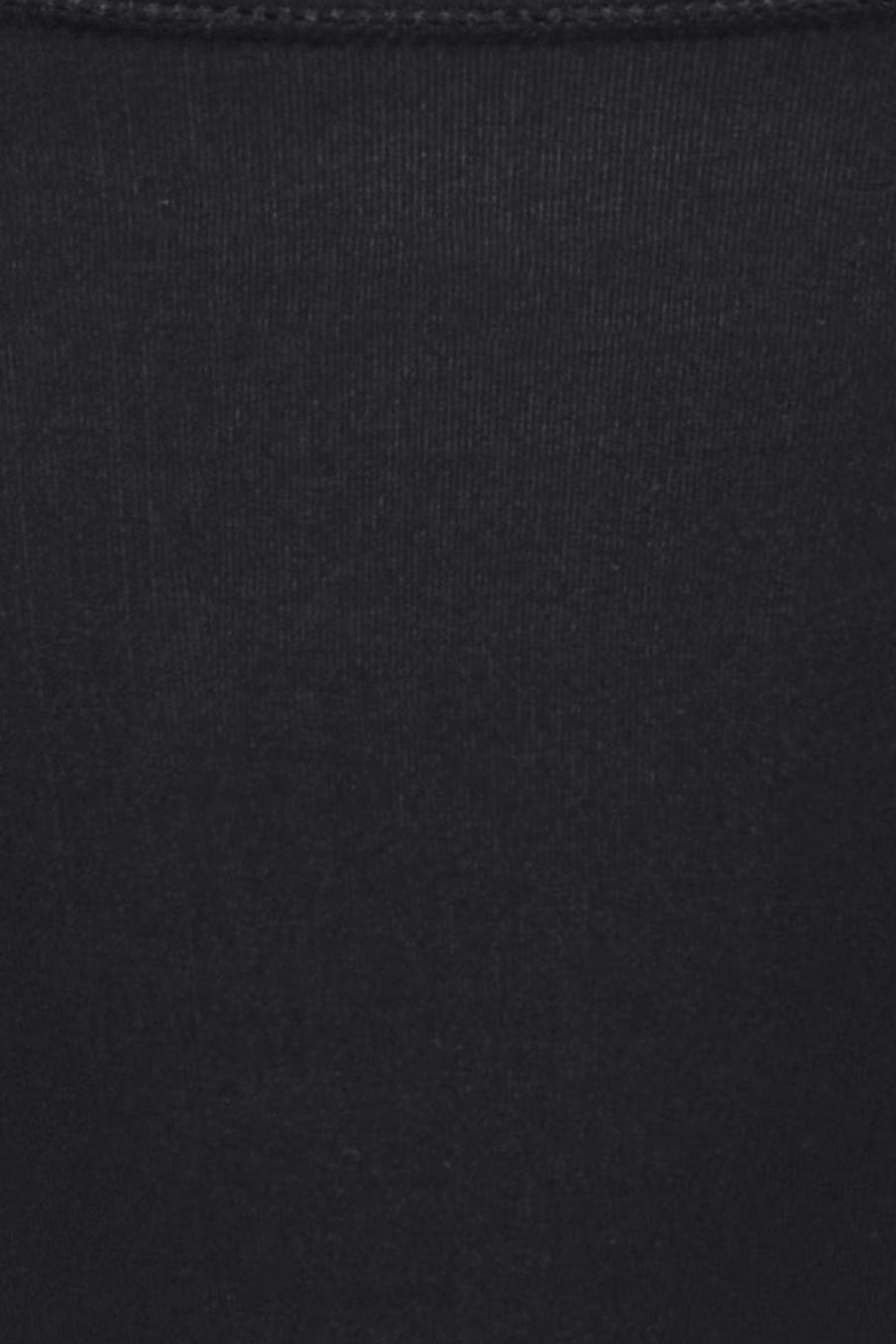 Zwarte slip van ONLY, met een subtiele ribbeltextuur.
