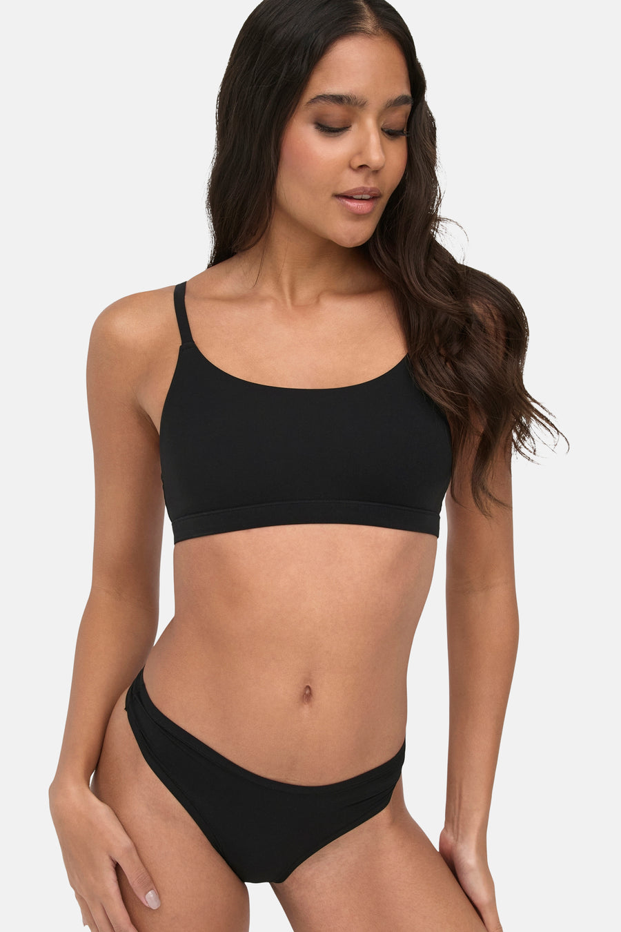 Soutien-gorge noir de ONLY, avec fines bretelles et une coupe simple et épurée.