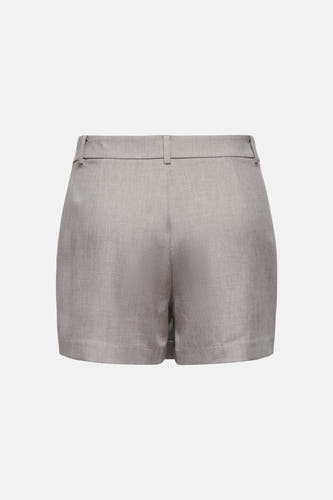 Short beige ONLY®, dos, avec passants de ceinture et une texture tissée fine.
