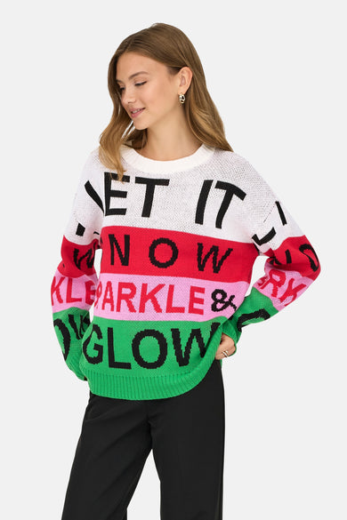 Sweat-shirt multicolore à col rond de ONLY, avec le texte "One It No Sparkle Glow", associé à un pantalon noir et des bottes.