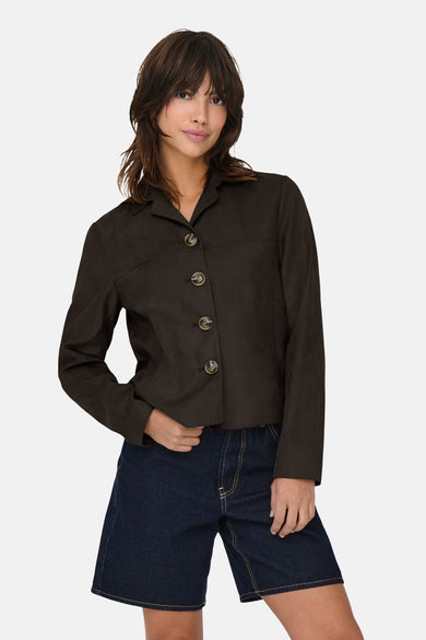 Manteau court brun de JDY, avec des manches longues et une fermeture à boutons, associé à un pantalon denim bleu marine.