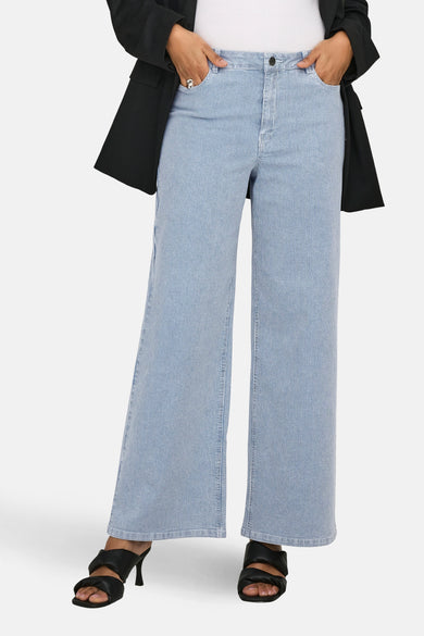 Pantalon en jean bleu clair de ONLY®, avec rayures verticales et jambes larges.