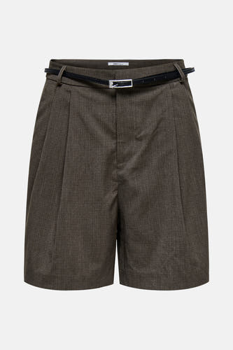 Short brune ONLY avec une texture rugueuse et une fine ceinte noire.